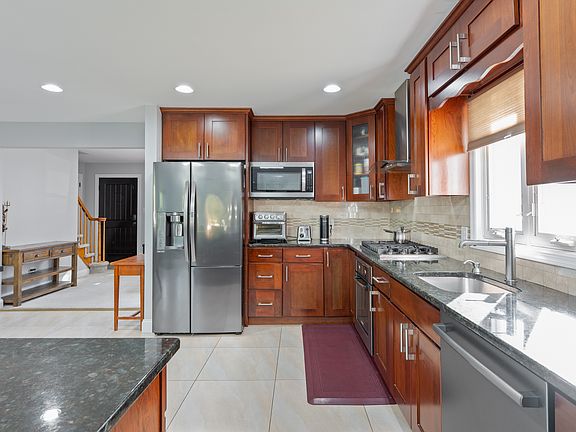 3rd image of 565 Center St