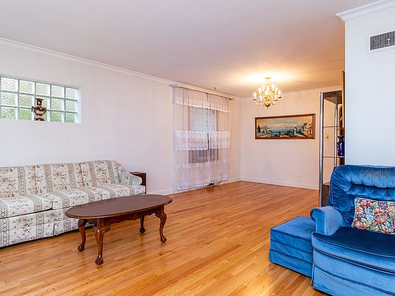 3rd image of 5209 W Montrose Ave