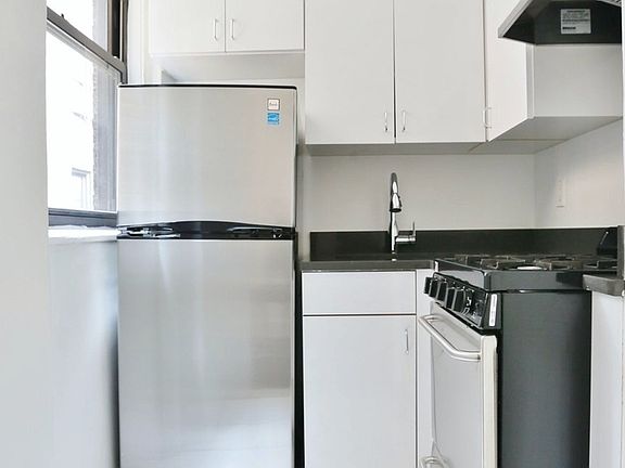 3rd image of 140 E 46th St APT 9M