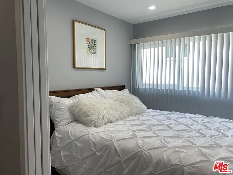 425 S Kenmore Ave #214 — Photo 4