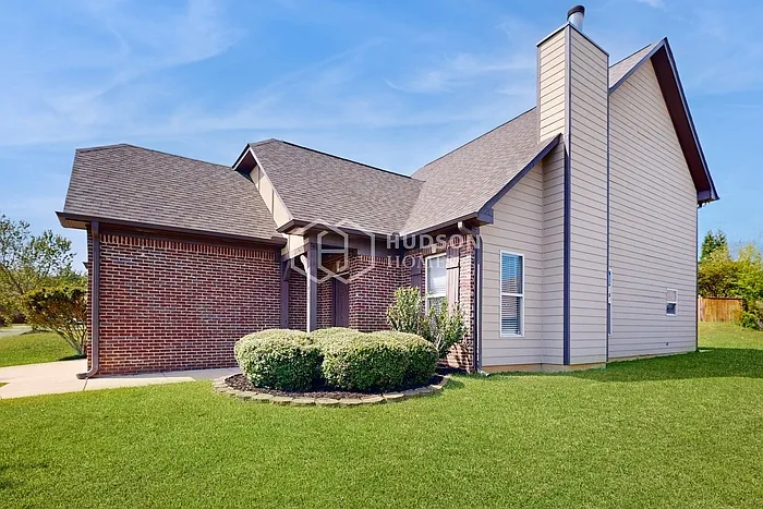 1008 Washington Ct — Photo 3