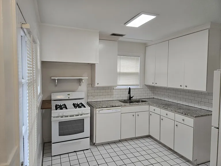 1007 E 38th 1/2 St — Photo 8