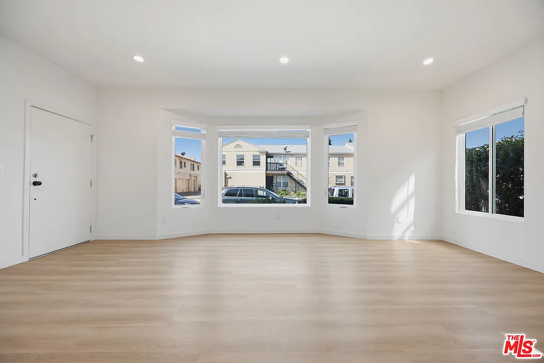 3 bed, 3.5 bath, 1226 sqft, $4,500 — Photo 4