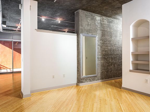 5th image of 840 E Green St Unit 413