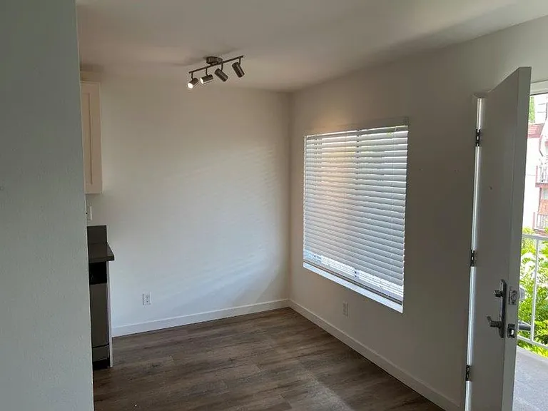 7326 Haskell Ave — Photo 7