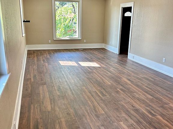 4th image of 501 E Randall