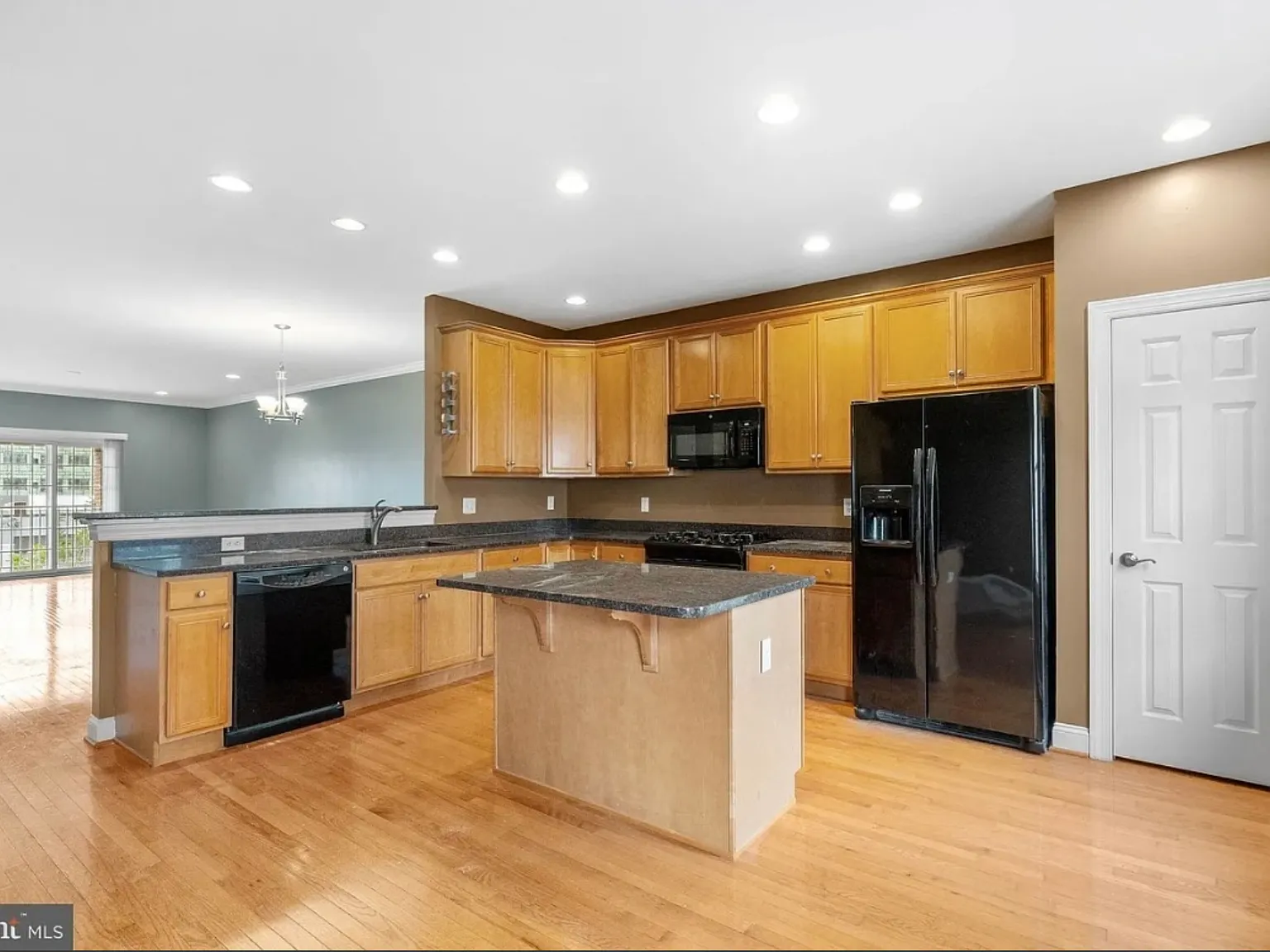 3 bed, 3.5 bath, 2400 sqft, $3,850 — Photo 4