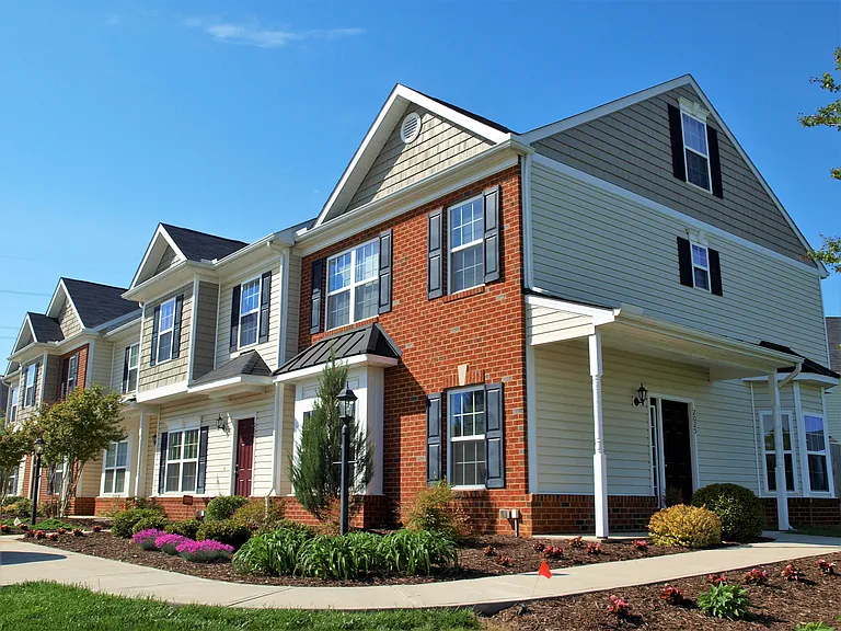 Rivermont Crossing Townhomes & Apartments — Photo 22