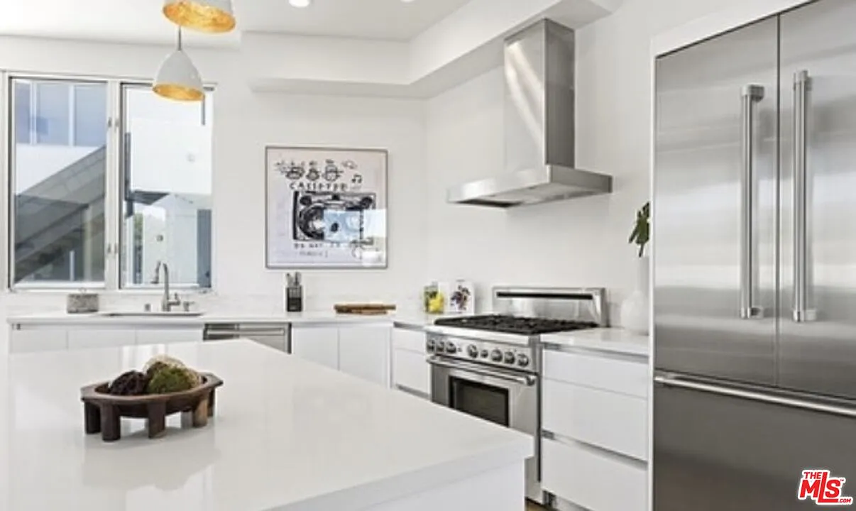 2 bed, 2.5 bath, 2000 sqft, $11,500 — Photo 4