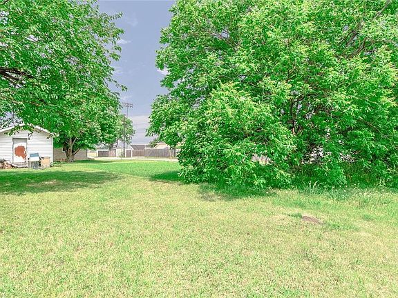 3rd image of 310 Lakeview Dr