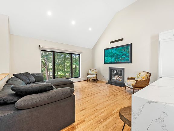3rd image of 5 Bel Grove Dr