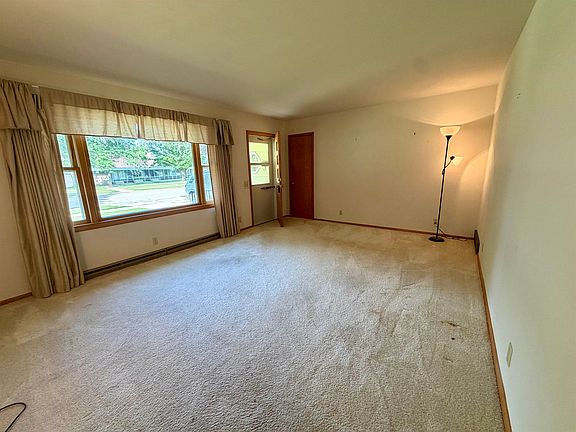 4th image of 2122 N Hawthorne Park Dr