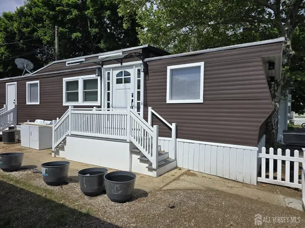 9 Monique Cir, Hazlet, NJ 07730