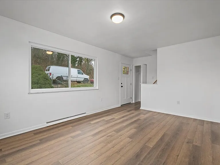 1303 Cloverdale St — Photo 10