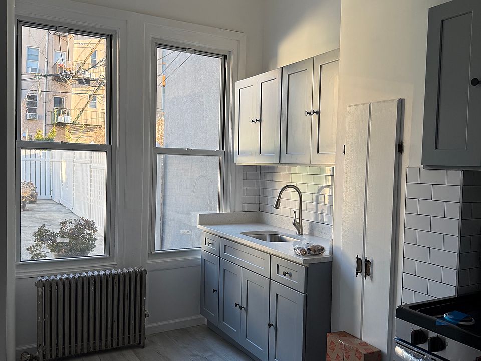 1st image of 205 N 5th St APT 1R