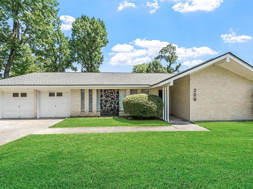 1st image of 209 Pine Oak Dr