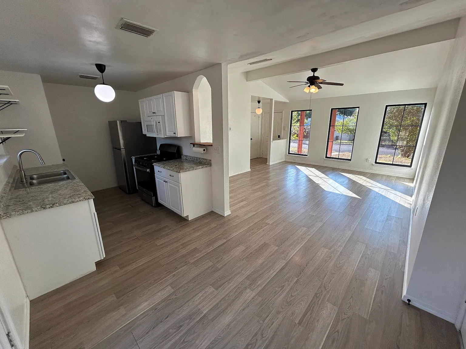 3 bed, 1070 sqft, $2,100 — Photo 2