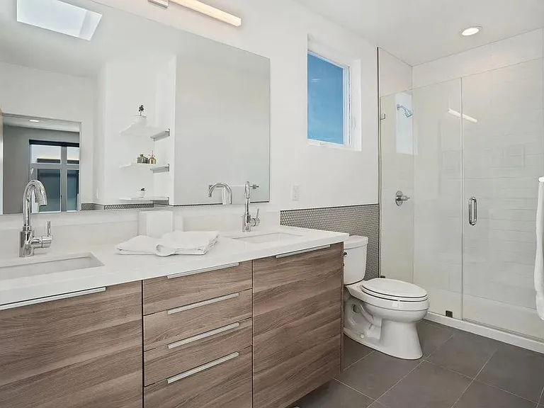 3235 Louise St — Photo 22