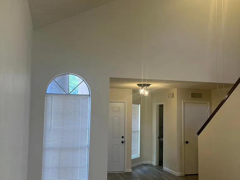530 E Kerry Ln — Photo 20