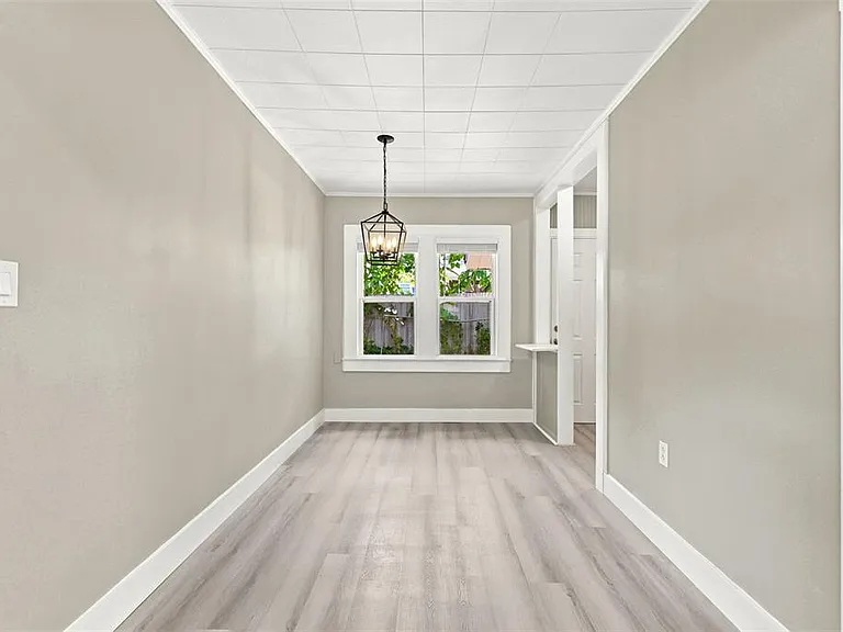 2704 E Jefferson St — Photo 12