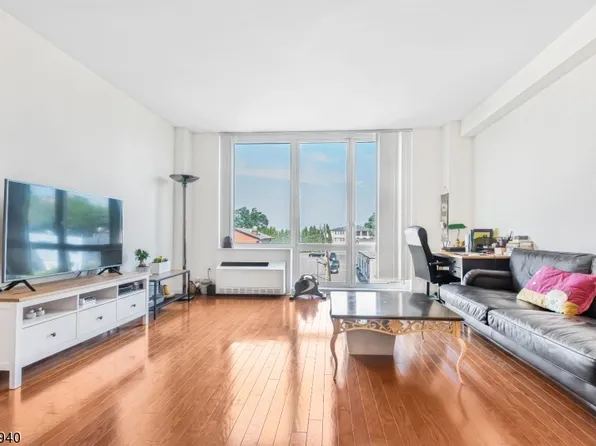 600 12th St #505, Palisades Park Boro, NJ 07650