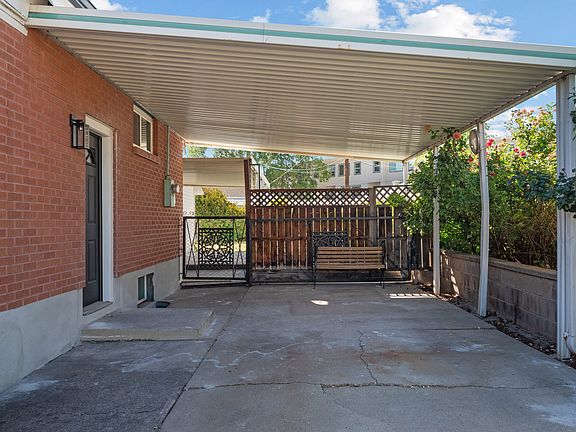 3rd image of 1569 E Lanebrook Cir S