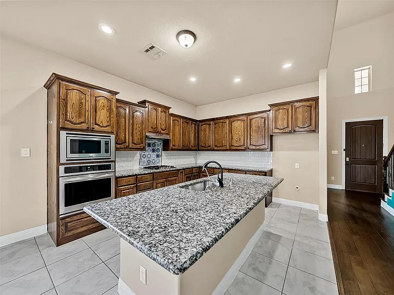 604 Darby Ln — Photo 8