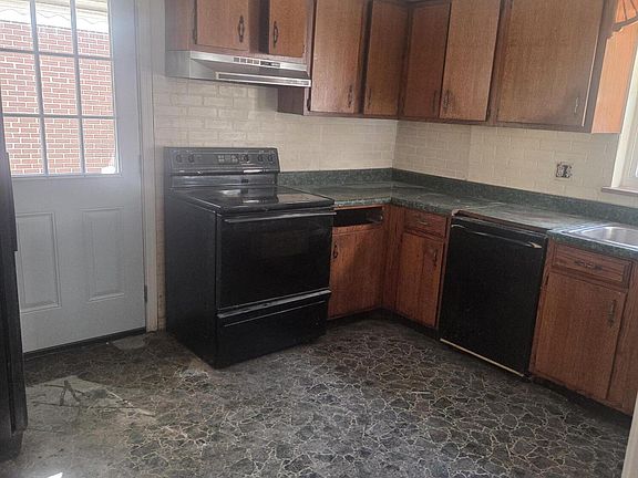 3rd image of 335 Riddle Pl N