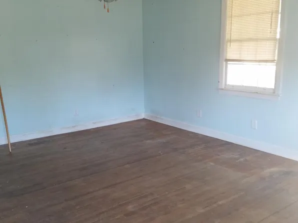 2404 N Dog River Dr, Mobile, AL 36605