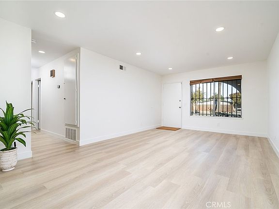 5th image of 212 N Acacia Ave