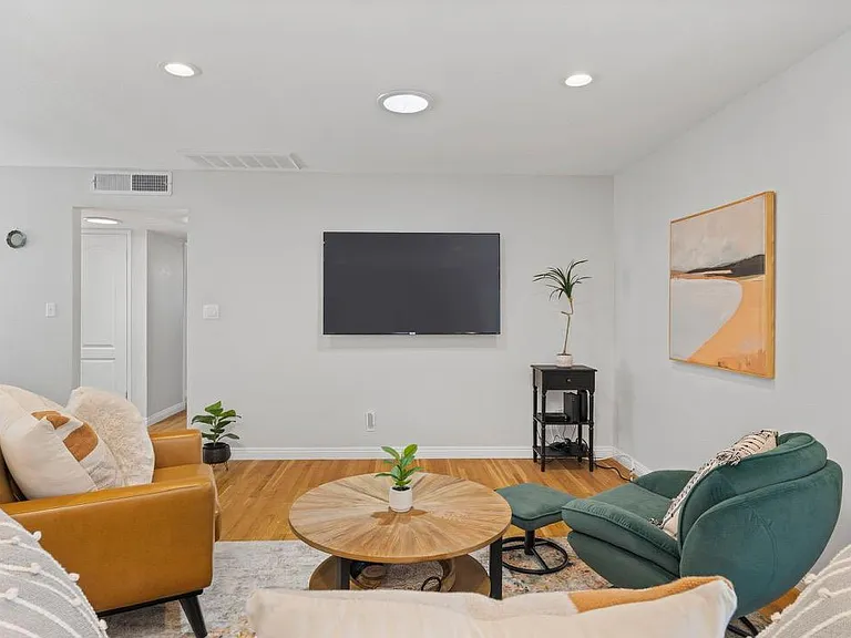 Baylor St — Photo 13