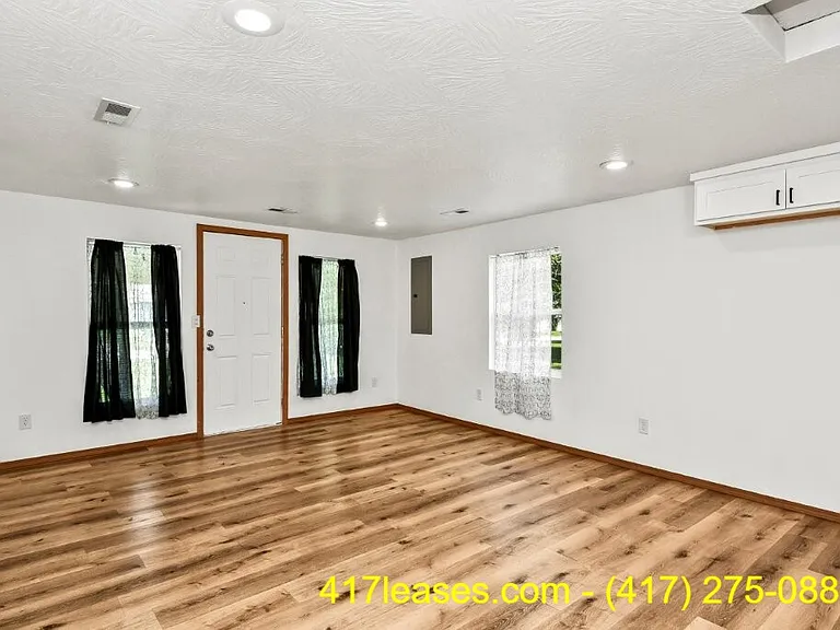 2518 N Weller Ave — Photo 8