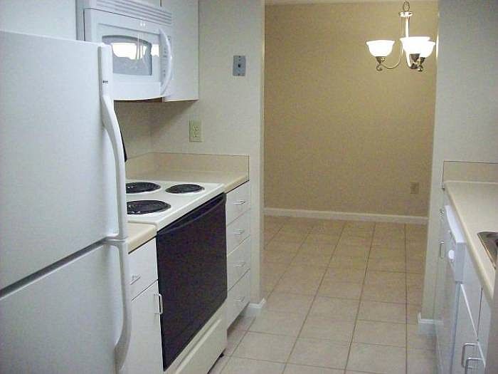 TILE & FULLY APPLIANCED