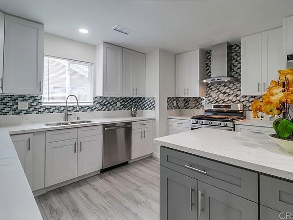 5th image of 2334 E Division St