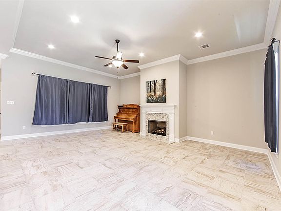 2nd image of 419 Highland Oaks Ave