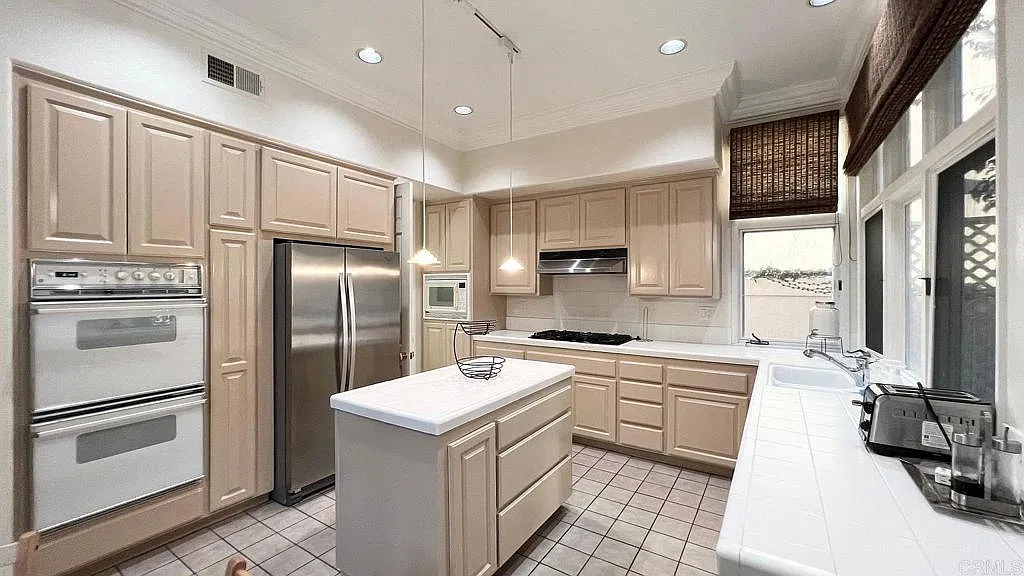 4 bed, 2.5 bath, 2601 sqft, $7,048 — Photo 3