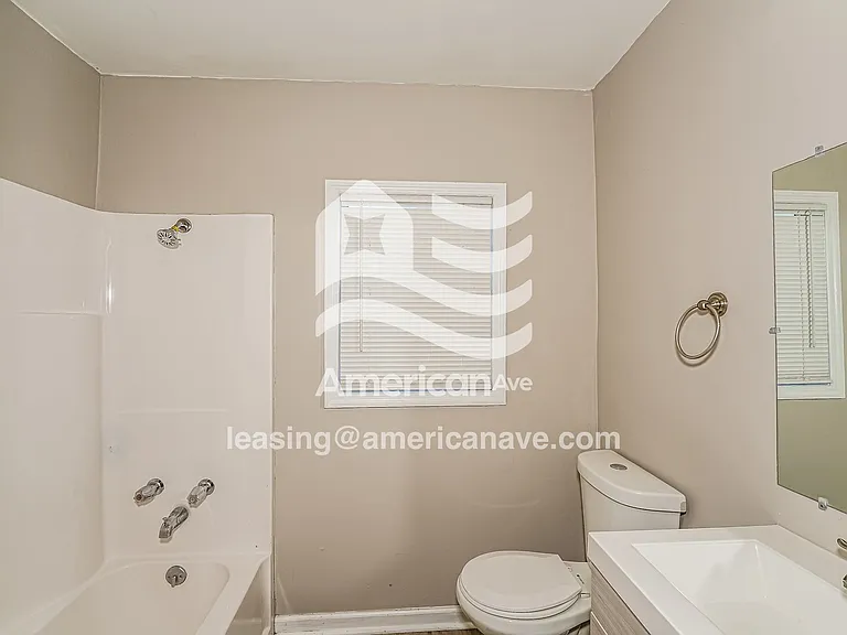 1003555_010_main_bathroom_10.jpg