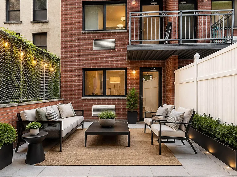 140 W 19th St #2D — Photo 1