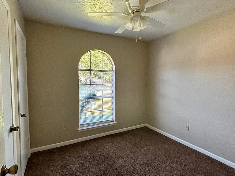 2218 Woodside Dr — Photo 10