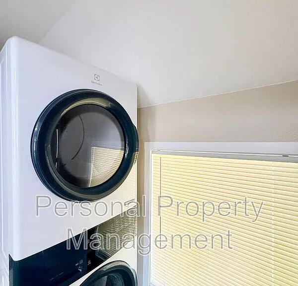 3110 Thompson Ave — Photo 8