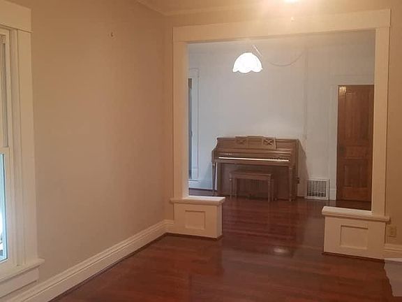 2nd image of 502 W Pleasant Valley St