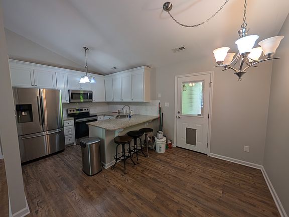 5th image of 1029 Mills St