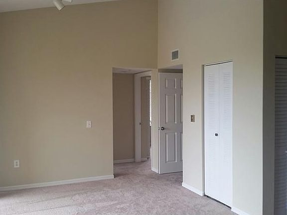 5th image of 824 Villa Cir #824