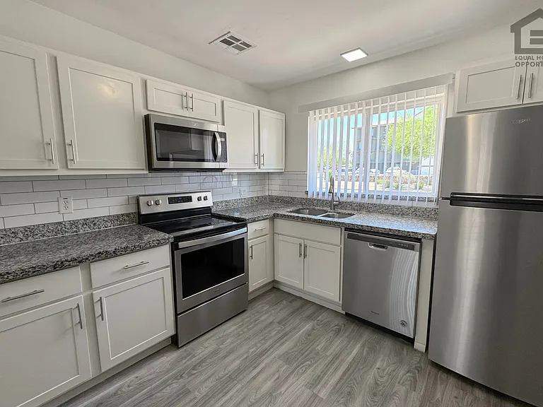 1346 E Willetta St — Photo 44