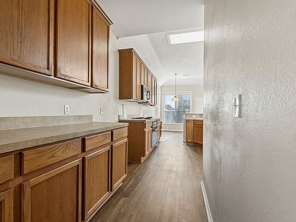 5th image of 2848 Maple Creek Dr