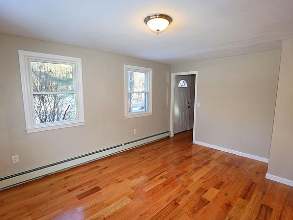 5th image of 2 Maplewood Dr
