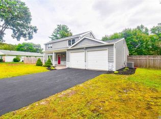 15 Bently Ln, Stony Brook, NY 11790