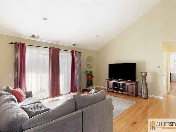 5th image of 207 Sunshine Ct