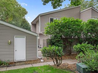 9122 Neill Lake Rd, Eden Prairie, MN 55347