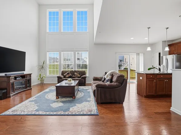 27 Spruce St #27, Hopkinton, MA 01748